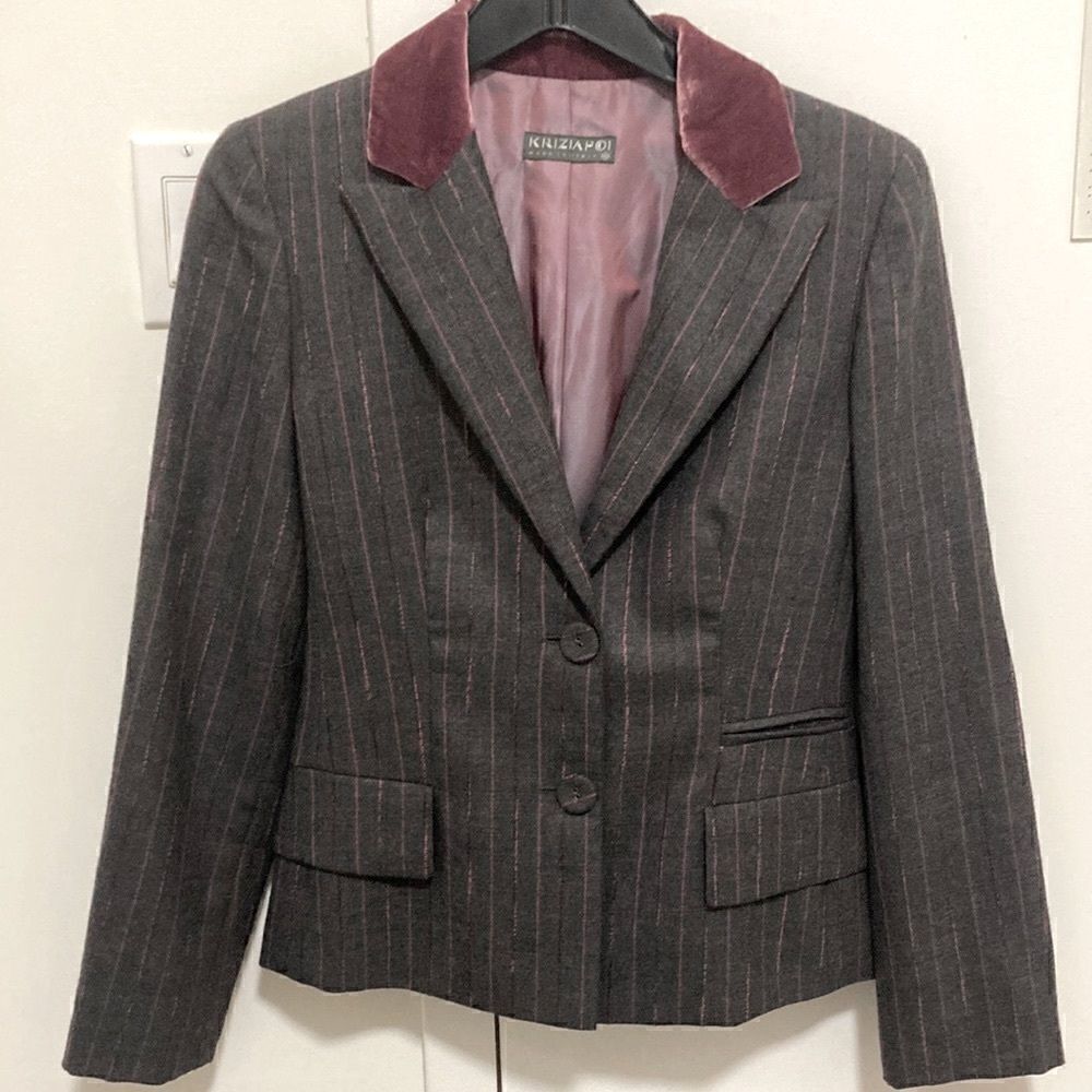 Krizia Poi Wool Jacket with Velvet Color Gray with magenta pin stripe. Size 40.